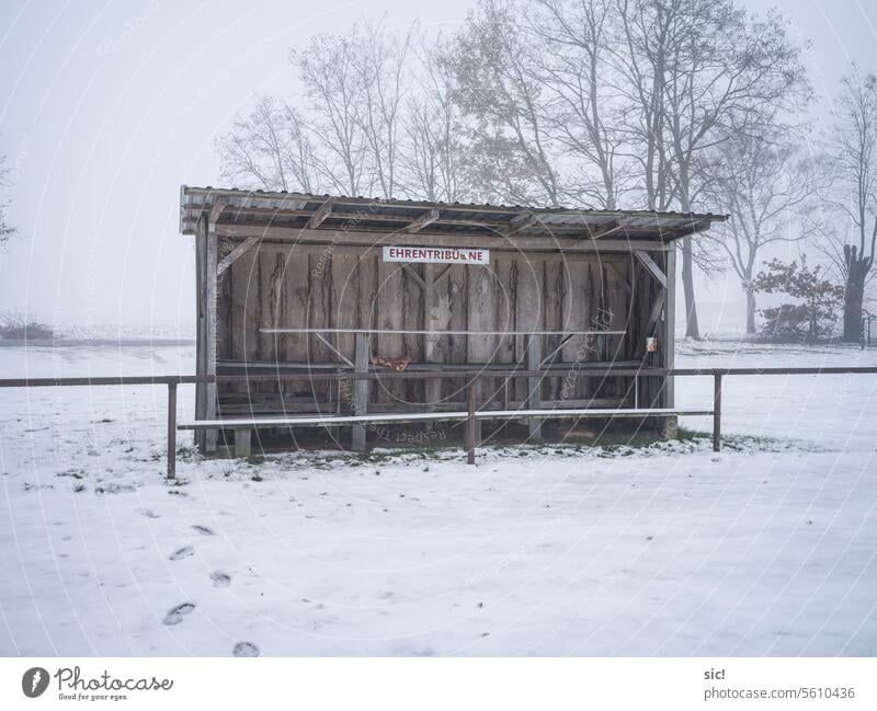 Ehrentribühne . Holzbude am Spielfeldrand Fußball Fußballplatz Sport Sportstätten Menschenleer Farbfoto Außenaufnahme Stadion Nebel Nebelstimmung Tag Tribüne