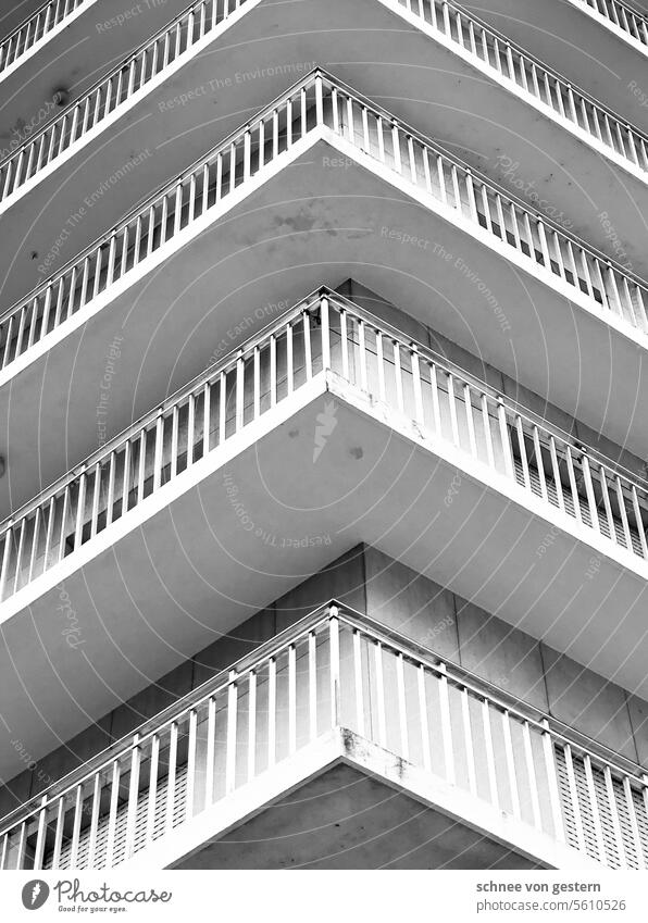 Lounge Atmosphäre Balkon Haus Architektur Himmel Hochhaus Häusliches Leben Beton Gebäude Fenster Fassade Stadt Außenaufnahme Wohnung Wand Farbfoto Mauer trist