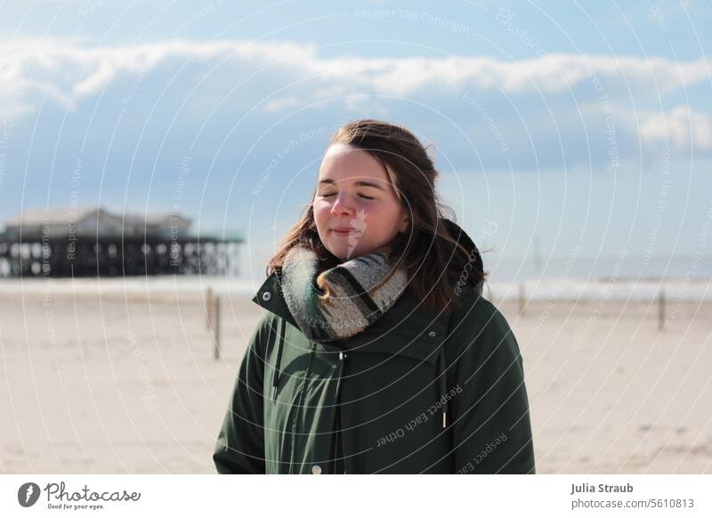 Frische Luft am Meer Nordsee Nordseeküste Urlaub Winter Ferien & Urlaub & Reisen Tourismus Erholung Sand kalte jahreszeit Pfahlhaus Schal Jacke Mantel