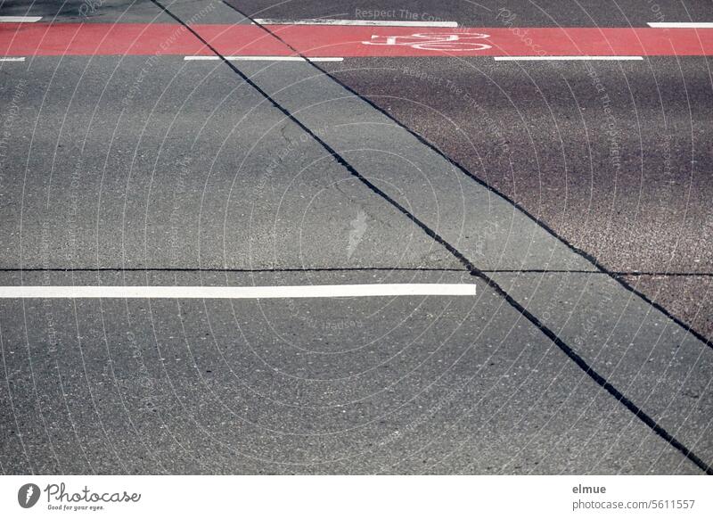 rot markierter Radweg mit einem Rad - Piktogramm am Rand einer asphaltierten Straße Fahrradweg Asphalt Linien Straßenmarkierung Fahrbahnmarkierung Fahrradfahren