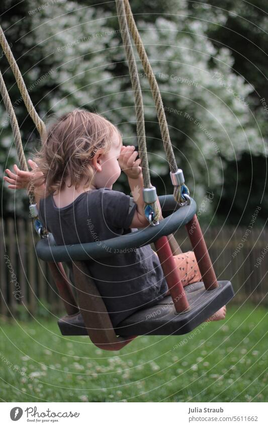 einfach mal los lassen schaukeln Kind Kindheit mutig Bauchgefühl Hände weg loslassen Kleinkind Spielplatz Schaukel Sommer Barfuß Locken Zaun Holzzaun