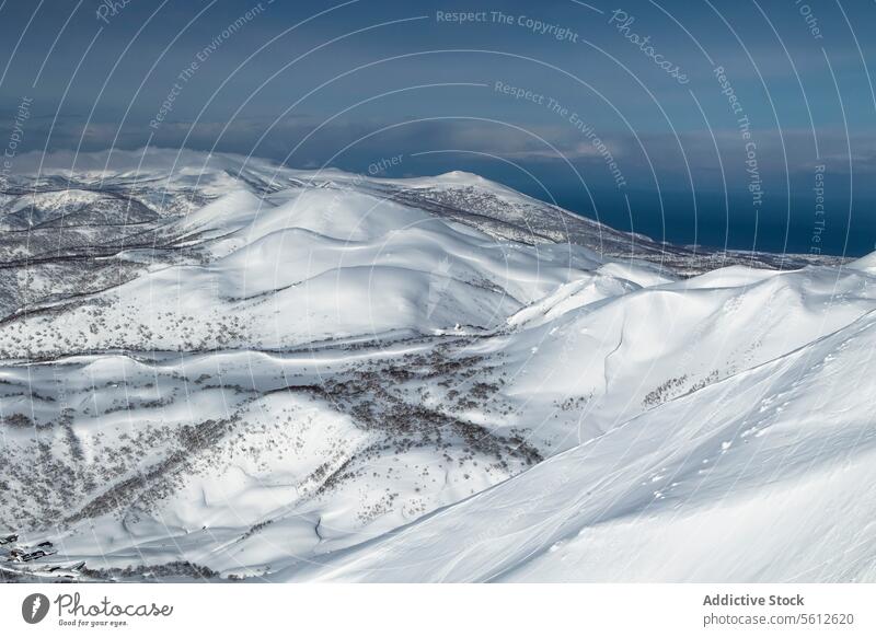 Idylle der schneebedeckten Berge gegen den Himmel Berge u. Gebirge Ambitus malerisch Blauer Himmel Schnee weiß sonnig ruhig majestätisch massiv deckend Kamm