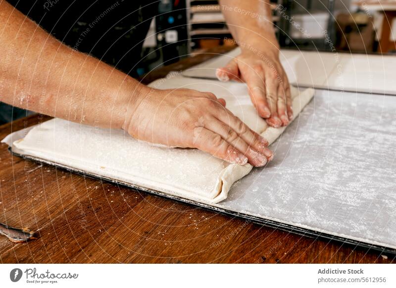 Bäcker macht köstliches Gebäck in der Küche Küchenchef Teigwaren Füllung Tisch hölzern lecker Bäckerei Sieb Lebensmittel frisch geschmackvoll Handwerk