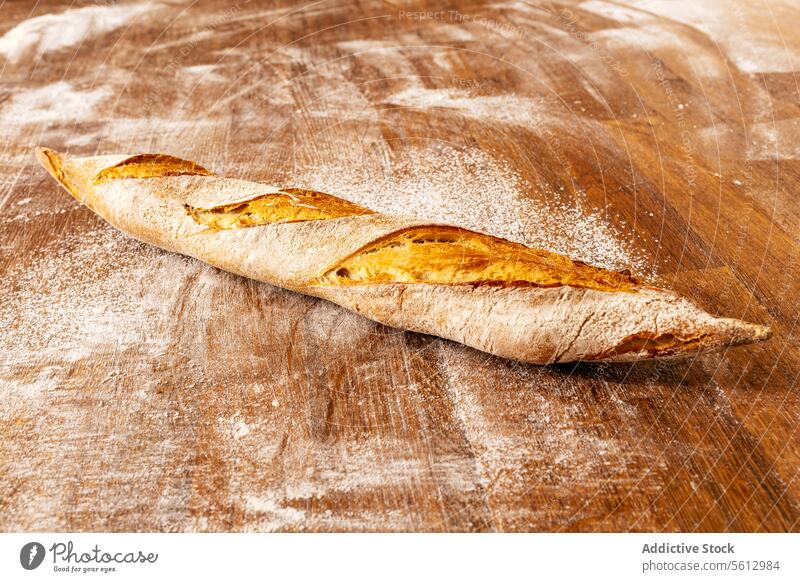 Frisches knuspriges Baguette auf dem Tisch in der Bäckerei Brot Brotlaib frisch Knusprig Kruste hölzern Küche Nahaufnahme gebacken geschmackvoll ganz Weizen