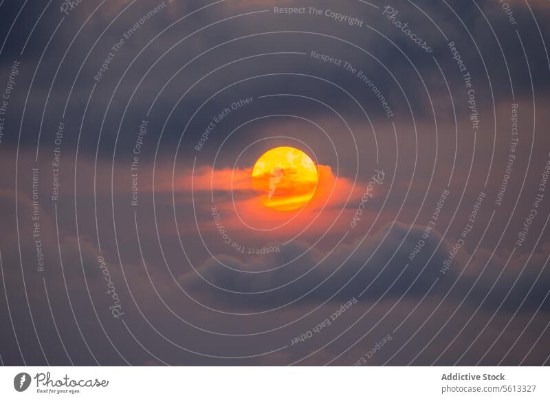 Ruhiger Sonnenuntergang hinter leichter Wolkendecke Himmel Cloud Abenddämmerung warm Ruhe Natur atmosphärisch Szene Schönheit Gelassenheit Dämmerung orange rot