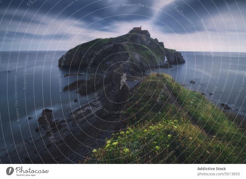 Einsiedelei von San Juan de Gaztelugatxe auf einer zerklüfteten Klippe Burg oder Schloss Dämmerung Gelassenheit abgelegen MEER Windstille robust Landschaft