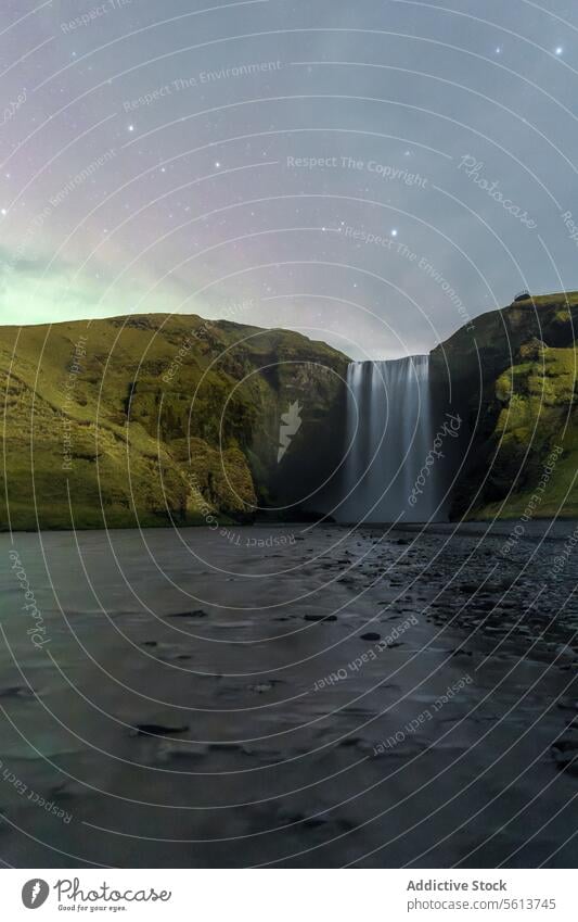 Majestätischer Skogafoss-Wasserfall in der Dämmerung, Island Himmel Stern Natur Landschaft grün Klippe Windstille ätherisch malerisch Schönheit Abenddämmerung