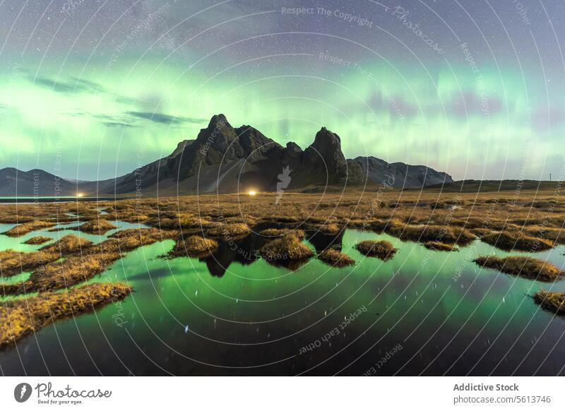 Atemberaubende Polarlichter über der nächtlichen Berglandschaft in Eystrahorn, Island Aurora borealis Berge u. Gebirge Landschaft Nacht Himmel