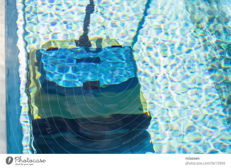 Roboter-Poolreiniger. Pool Wartung mit automatischen Roboter. Reinigen Sie den Boden des Pools und Wände mit einem Tauchroboter. Sommer Poolreinigung Roboter vor dem Schwimmen. Staubsauger