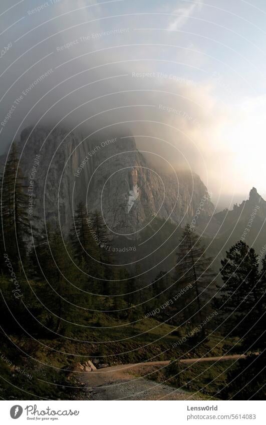 Dramatischer Himmel über den Bergen in den europäischen Alpen atmosphärisch Österreich Bayern schön getrübt dramatisch Abenddämmerung Umwelt Europäische Alpen