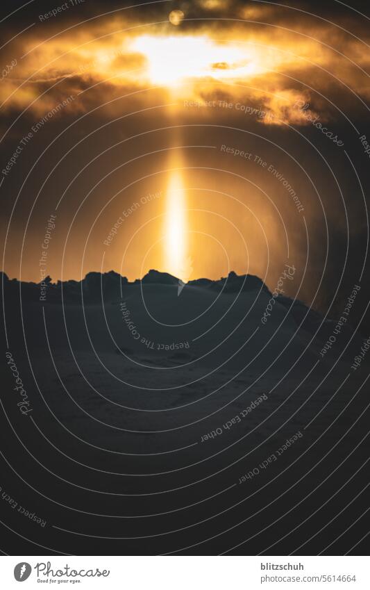 Sonnenuntergang mit Bewölkung in den Schweizer Alpen Sonnenlicht Sonnenstrahlen Sonnenschein Natur Licht Landschaft Winter Berge u. Gebirge