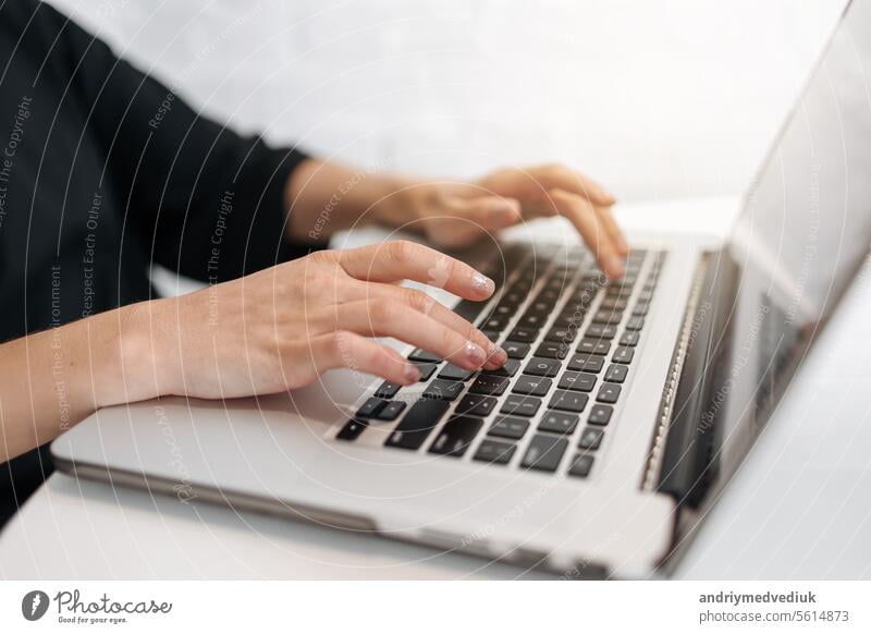 Close up Frau die Hände tippen auf Laptop-Tastatur im Büro zu Hause. Geschäftsfrau oder Student Mädchen mit PC für Online-Internet-Marketing, freiberuflich, Arbeit von zu Hause, Bildung online, Fernstudium