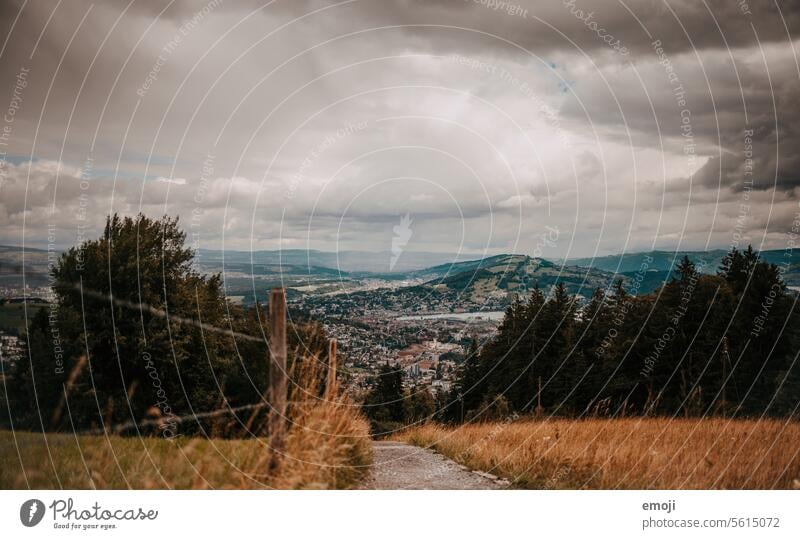 Aussicht vom Pilatus auf Luzern, Schweiz, Zentralschweiz, Regenwolke wolken berge bäume alpen ausflug tourismus zentralschweiz aussicht sommer natur landschaft