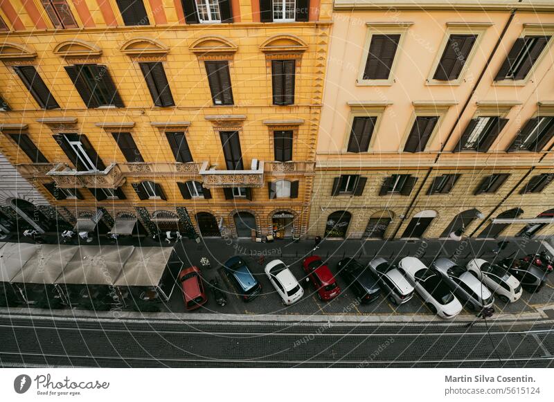 Panorama einer Straße in der Nähe des Bahnhofs Roma Termini an einem sonnigen Tag in Rom, Italien im Jahr 2023. Amphitheater antik Bogen Archäologie Architektur