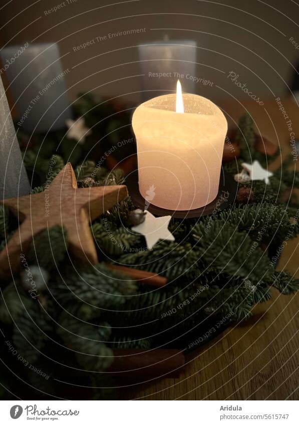 Advent, Advent, ein Lichtlein brennt … Kerze Adventskranz Weihnachten & Advent Dekoration & Verzierung Kerzenschein Flamme Stimmung gemütlich Wärme Adventszeit