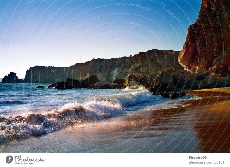 Strand von Sagres Meer Portugal Algarve Wellen Physik Felsen Sonne Wärme glänzend