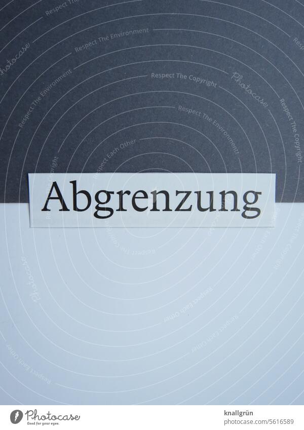 Abgrenzung Unterschied Grenze Barriere Trennung schwarz-weiss Schutz Sicherheit Absperrung bedrohlich gefangen Distanz Buchstaben Wort Satz trennen separieren