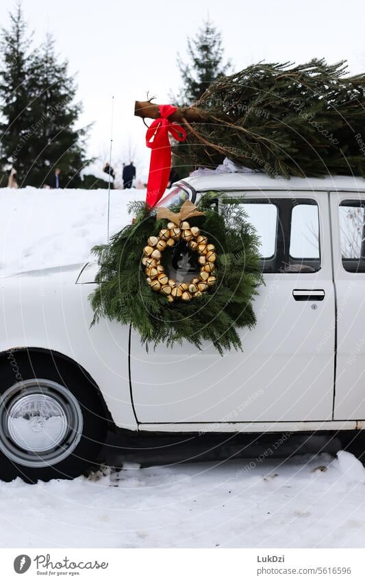 Weihnachtsbaum und Weihnachtsschmuck auf einem Oldtimer an einem Wintertag Weihnachtsdekoration Weihnachten & Advent Tradition Dekoration & Verzierung