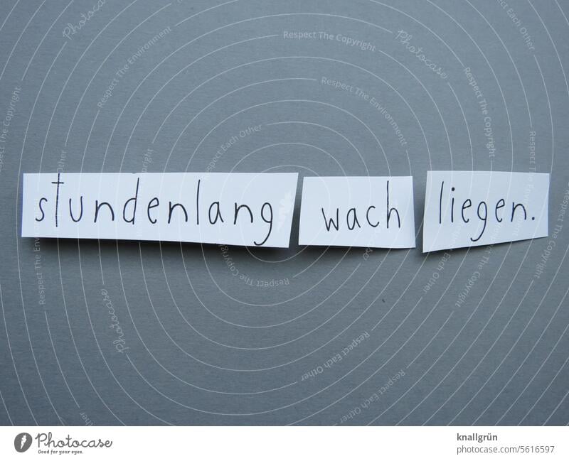 Stundenlang wach liegen. Schlafstörung Müdigkeit schlafen Gesundheit Nacht Insomnia schlaflos müde Stress Sorgen Schlafmangel Depression erschöpft Erwartung