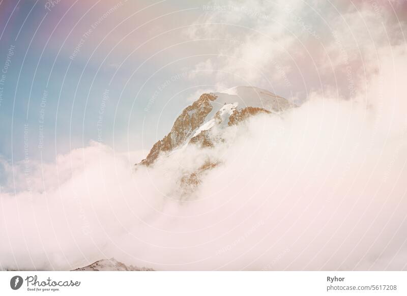 Georgien. Peak of Mount Kazbek mit Schnee und Wolken bedeckt. Kazbek ist ein Stratovulkan und einer der wichtigsten Berge des Kaukasus. Erstaunliche georgische Natur Landschaft im frühen Winter