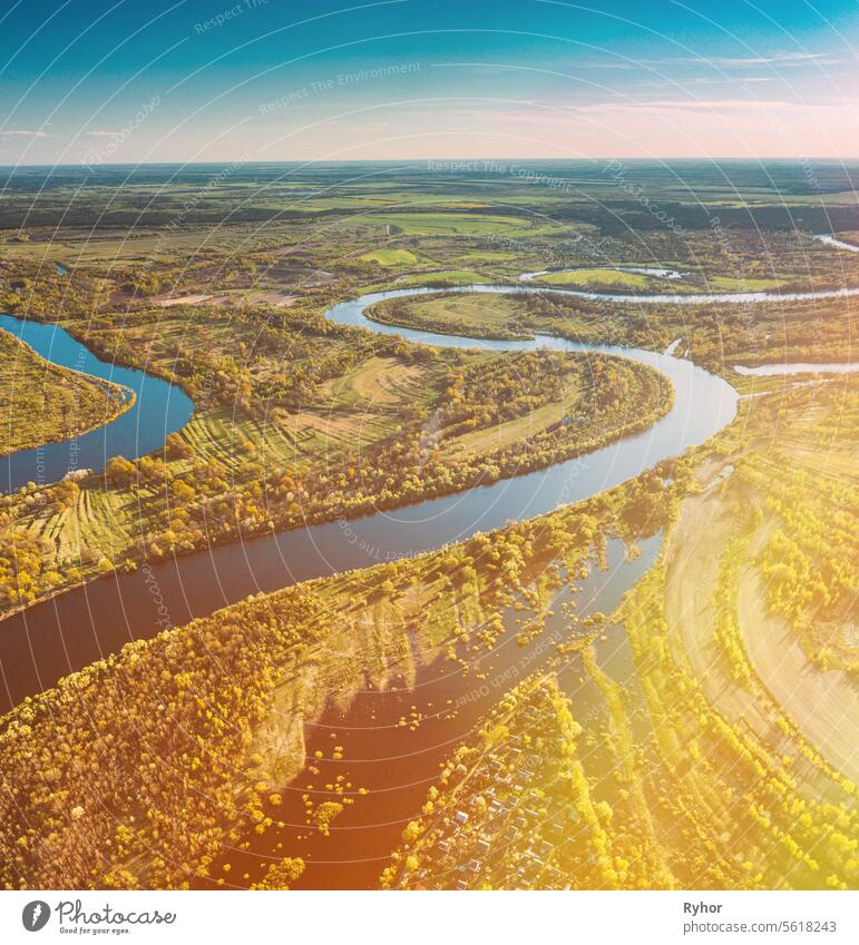 Dorf in der Nähe von Fluss, Luftaufnahme Grüner Wald Wälder und Flusslandschaft in sonnigen Frühling Sommer Tag. Top View of Nature, Vogelperspektive. Bäume stehen im Wasser während der Frühjahrsflut Hochwasser. Wälder in Wasser Flut während einer Frühjahrsflut. Schöne Frühlings...