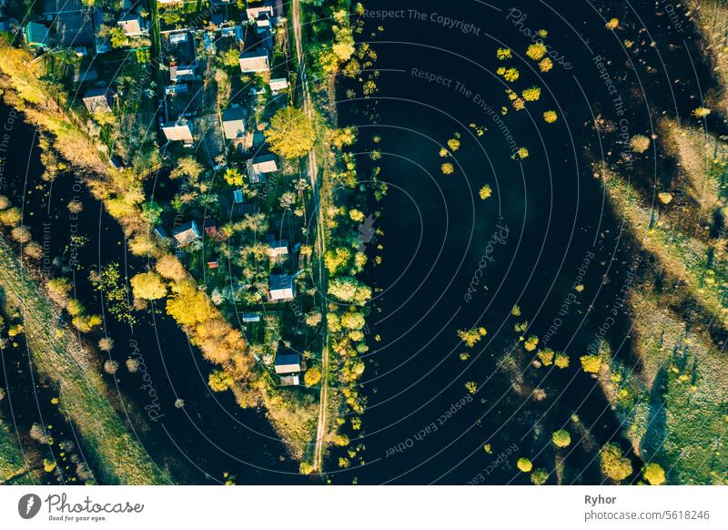Dorf und Überschwemmung Fluss. Luftaufnahme Grüner Wald Wälder und Flusslandschaft in sonnigen Frühling Sommer Tag. Top View of Nature, Vogelperspektive. Trees Standing In Water During Spring Flood floodwaters. woods in Water deluge During A Spring Flood. Schön...