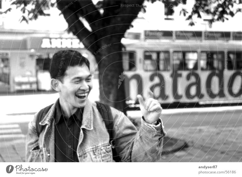 schnappschuss Japaner Straßenbahn gestikulieren Asiate Baum Stadt Hand Jacke Mann Jeanshose lachen