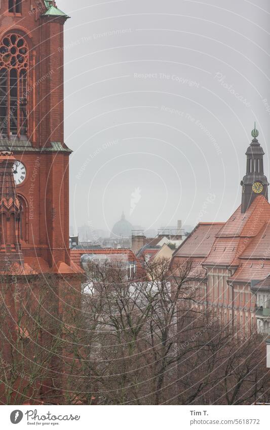 Trübe Tage in Berlin Kirche Prenzlauer Berg Winter Stadt Hauptstadt Stadtzentrum Farbfoto Außenaufnahme Altstadt Menschenleer Bauwerk