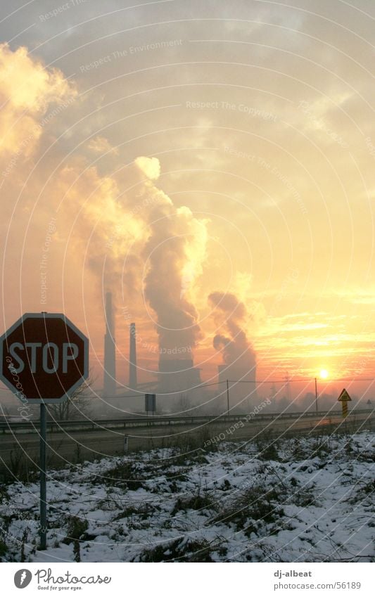 Tuzla Sunset 2 Wolken rot grau gelb dreckig Smog dunkel Osteuropa Osten Wiese beklemmend Trauer stoppen Umwelt Ozon Industrie Himmel Straßennamenschild Kroatien