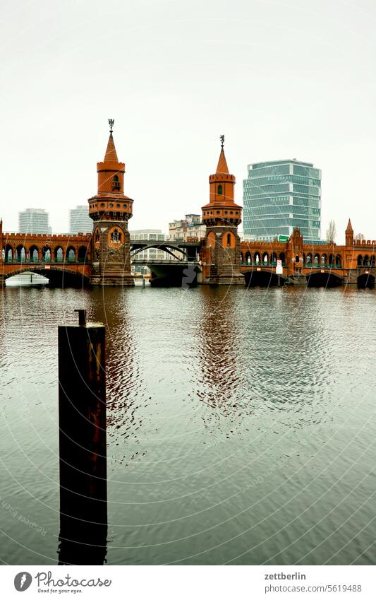 Spree mit Oberbaumbrücke architektur berlin büro city deutschland fassade fenster froschperspektive gebäude hauptstadt haus himmel hochhaus innenstadt kiez