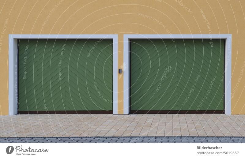 Zwei Garagentore mit Einfahrt garagentor garageneinfahrt Ausfahrt Eingang eingangstor Eingangstür Fläche frei freifläche Gebäude geschlossen Geschäft Haus