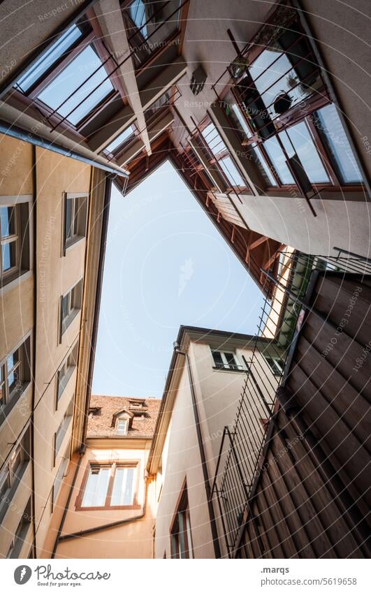 Eckiger Innenhof Froschperspektive himmelwärts Perspektive Fassade Architektur Gebäude Haus Fenster Immobilienmarkt hoch aufstrebend Mietrecht Hinterhof Himmel