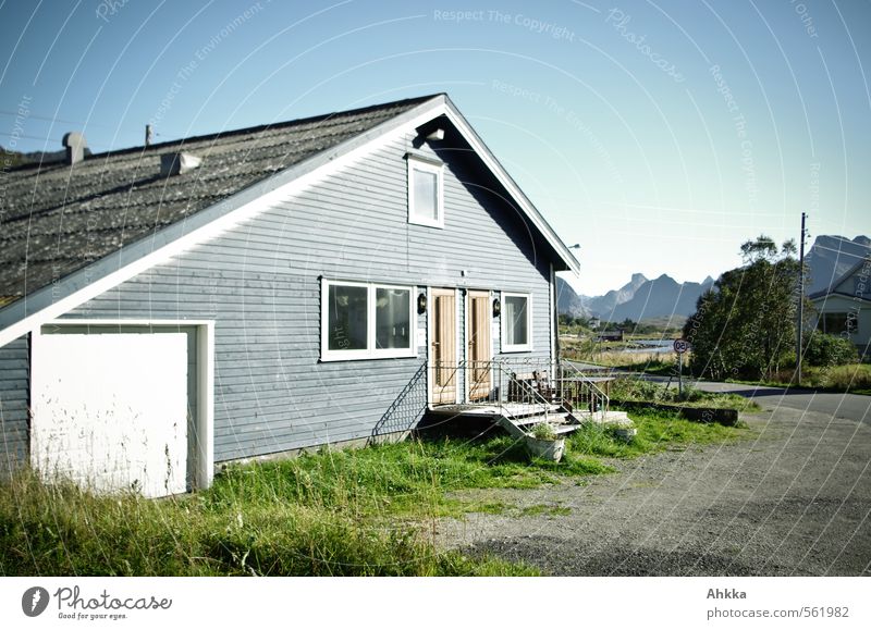 Eckhaus Leben Natur Landschaft Schönes Wetter Gras Berge u. Gebirge Fischerdorf Haus Mauer Wand Treppe Fassade Fenster Tür Dach Straße Stimmung Vertrauen