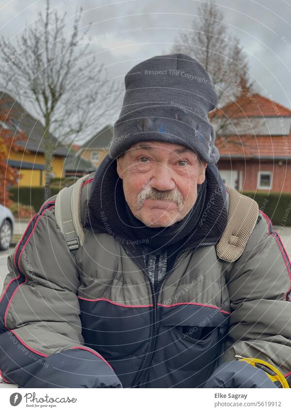 Der Mann von der Strasse - Blick in die Kamera Senior Männlicher Senior Großvater authentisch maskulin 60 und älter Außenaufnahme Farbfoto 1