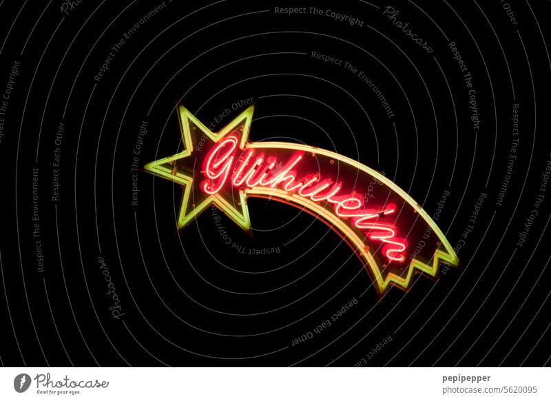 beleuchteter Glühwein-Stern auf einem Weihnachtsmarkt Eierpunsch Glühweinbude Winter Weihnachten & Advent Getränk Heißgetränk Feste & Feiern Alkohol