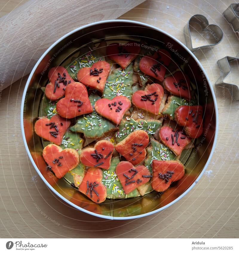 Dose mit roten und grünen Weihnachtsplätzchen Plätzchen Weihnachtsgebäck Weihnachten & Advent backen Backwaren Weihnachtsbäckerei Vorweihnachtszeit Vorfreude