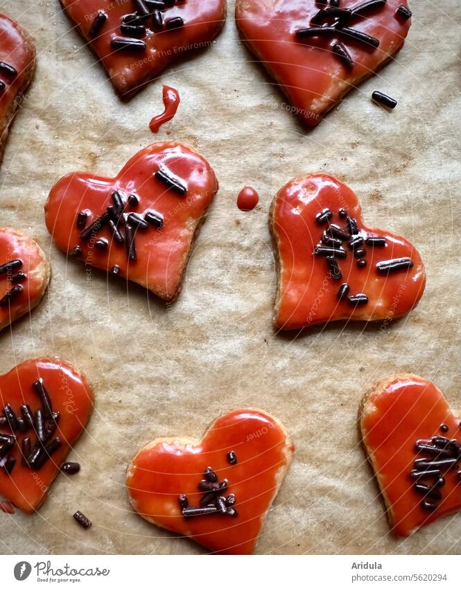 Glänzende rote Plätzchen mit Schokostreuseln Weihnachtsgebäck Weihnachten & Advent backen süß Herz Zuckerguß glänzend Weihnachtsbäckerei lecker