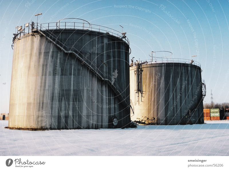 Silos in Eiswüste kalt weiß grau Winter Schnee Metall Industriefotografie Leiter Treppe Geländer Rost