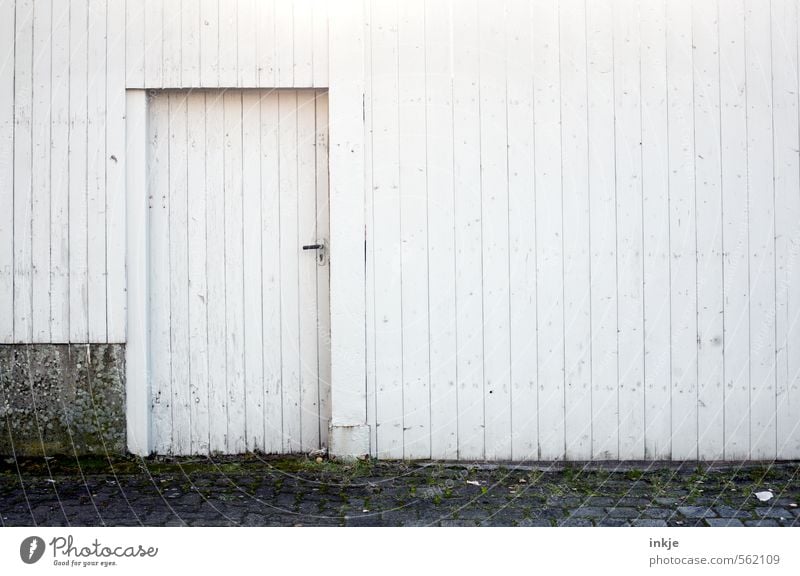 geschlossene Gesellschaft Stadtrand Menschenleer Haus Bauwerk Gebäude Mauer Wand Fassade Tür Holztür Straßenrand Bretterzaun Holzzaun Linie Streifen alt kalt