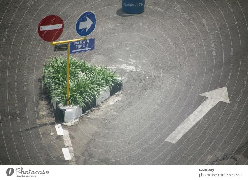 Parkschild auf dem rechten Pfeil Richtung Regie leer Zeichen Los PKW Parkplatz Ort Verkehr Fahrzeug Ausfahrt parken urban blau Symbol Hintergrund Straße Auto