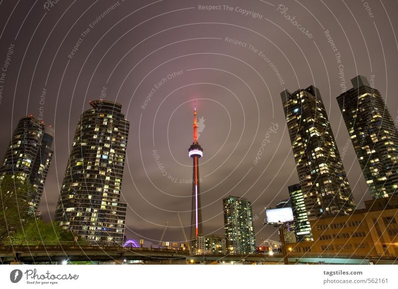 400 AND RISING Toronto CN Tower Hochhaus Stadt Kanada Amerika Nacht Dämmerung Stadtleben Wahrzeichen Fernsehturm Ferien & Urlaub & Reisen Reisefotografie