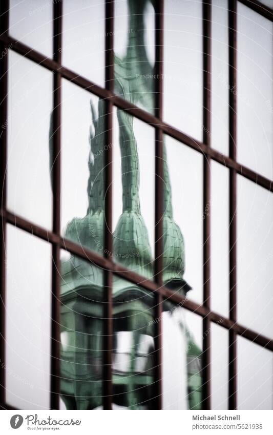 Spiegelung einer Kirche in einer Glasfront eines Hochhauses Spiegelungen Reflexion & Spiegelung Alt und Neu alt und modern verzerrt Verzerrung Architektur