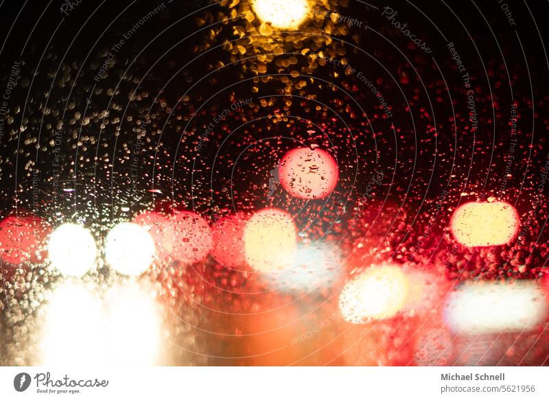 Verkehrslichter im Regen Regentropfen nass Wassertropfen Tropfen Nahaufnahme schlechtes Wetter feucht Regenwetter schlechte Sicht schlechte Sichtverhältnisse