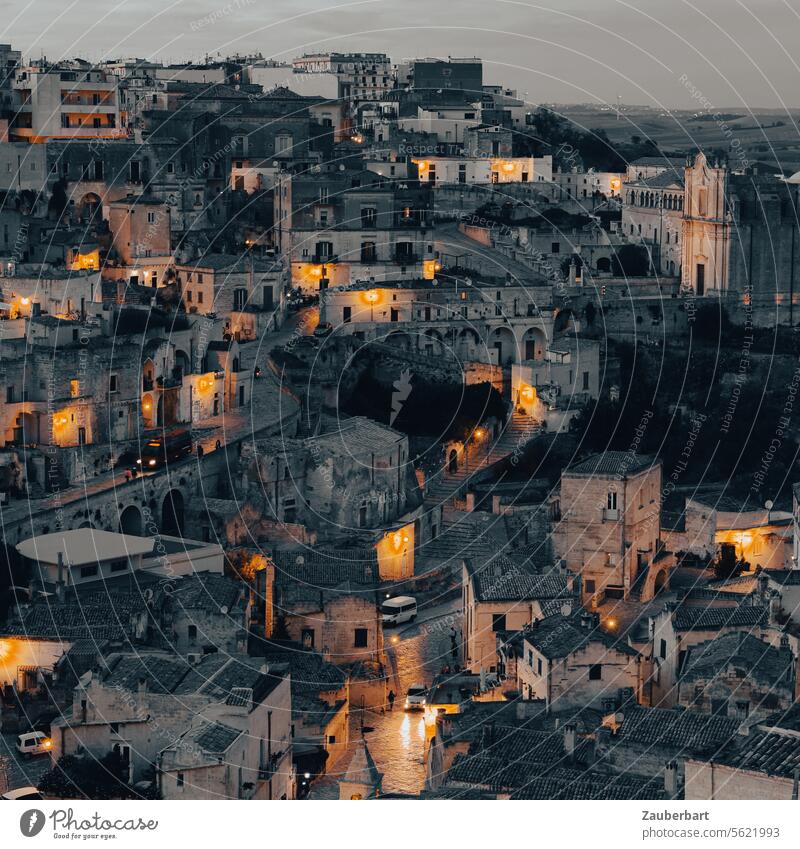 Matera am Abend Basilicata Lichter mittelalterlich mauern felsen sassi Italien historisch Gebäude Basilikata romantisch Nacht Beleuchtung