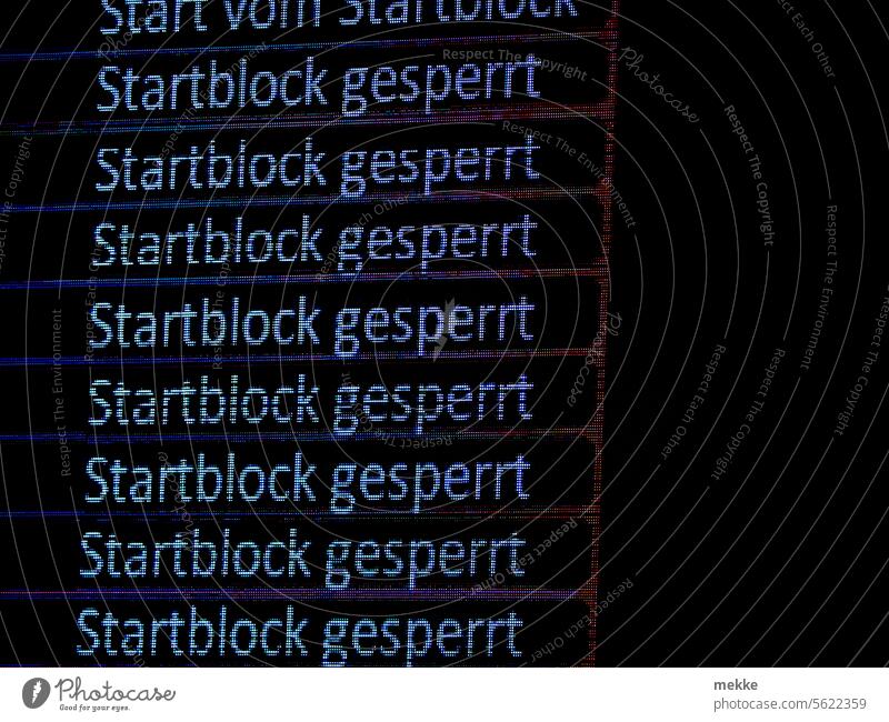 Eine Blockade Display Anzeige Bildschirm digital Technik & Technologie elektronisch schwarz Text Schrift Sperrung gesperrt Bahn Startblock Schwimmhalle