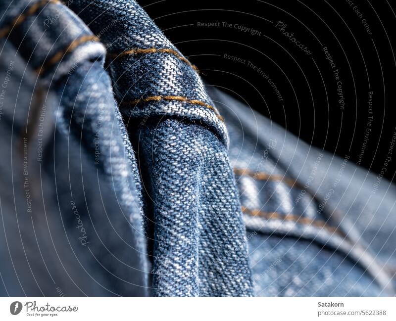 Textur und Naht des Denim-Stoffes Jeanshose blau Fuge Jeansstoff Gewebe Textil Hose lässig Muster Hintergrund schließen nach oben Bekleidung Kleidungsstück alt