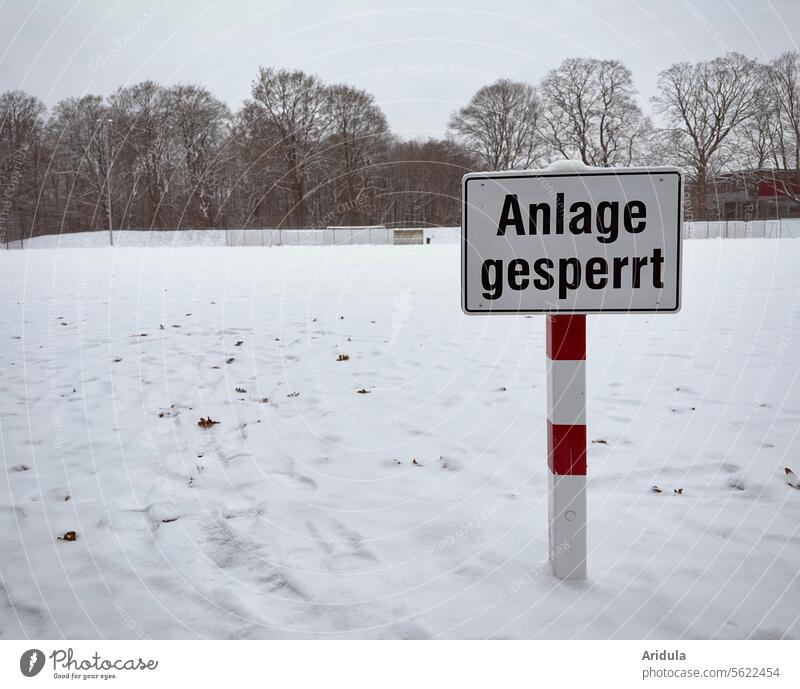 „Anlage gesperrt“ Schild auf verschneitem Sportplatz Winter Schnee Schilder & Markierungen Hinweisschild Menschenleer Warnhinweis Sicherheit Bäume