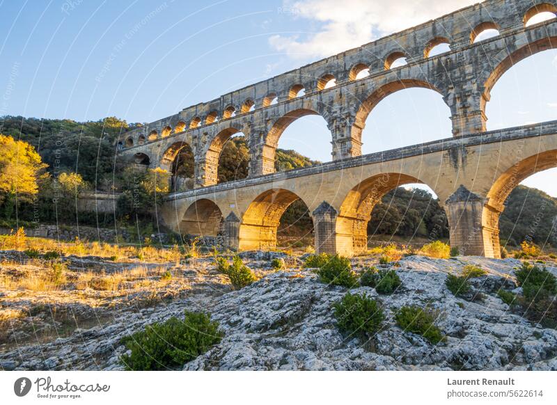 Der herrliche Pont du Gard, eine alte römische Aquäduktbrücke, bei Sonnenuntergang. Foto aufgenommen in der Provence, Südfrankreich Frankreich antik Bogen