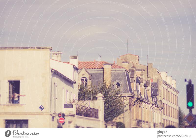 Häuserzeile mit Ampeln - La Rochelle, Frankreich Häuserfront Stadt Gebäude Architektur Fassade Außenaufnahme Farbfoto Altstadt historisch Bauwerk alt