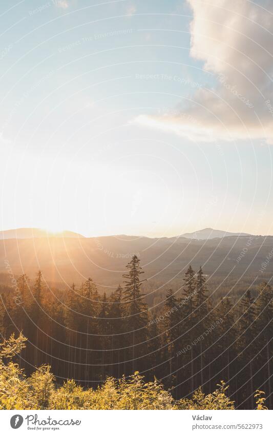 Sonnenuntergang an der Grenze zwischen der Slowakei und der Tschechischen Republik mit Blick auf die Lysa Hora in den Beskiden, Tschechische Republik